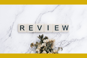 REVIEWの文字とドライフラワー